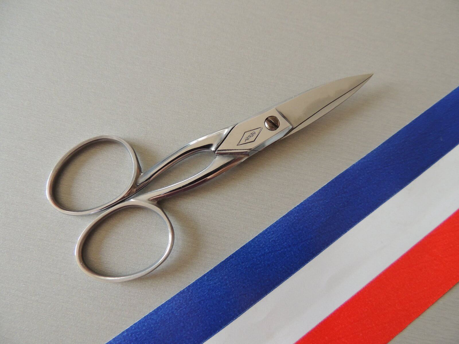 Ciseaux à ongles "bancal" Henry 11 cm droit fait main.